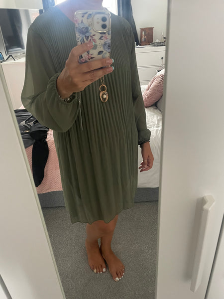 Long sleeve pleated necklace dress